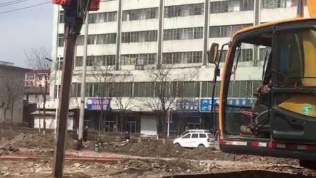 挖掘機(jī)快速打鋼板樁、打樁機(jī)、振動(dòng)打樁機(jī)
